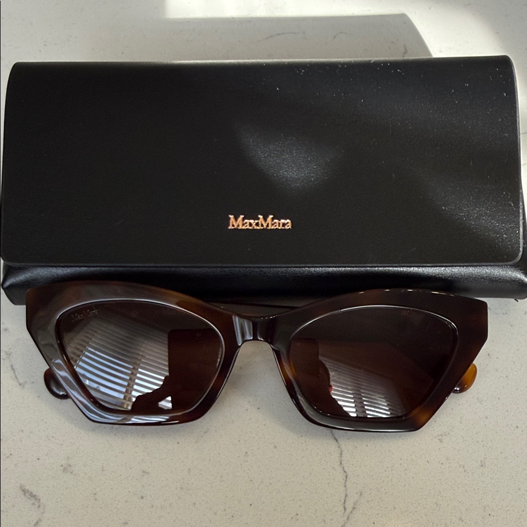 Nwot Maxmara Tortoise Shell Sunglasses With Black Case